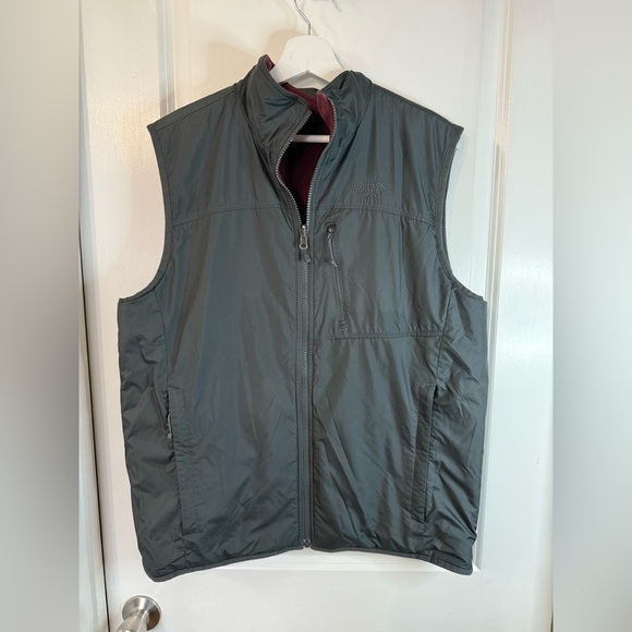 North Face Men’s Reversible Maroon & Black Zip Up Vest - Size Medium - Picture 6 of 13